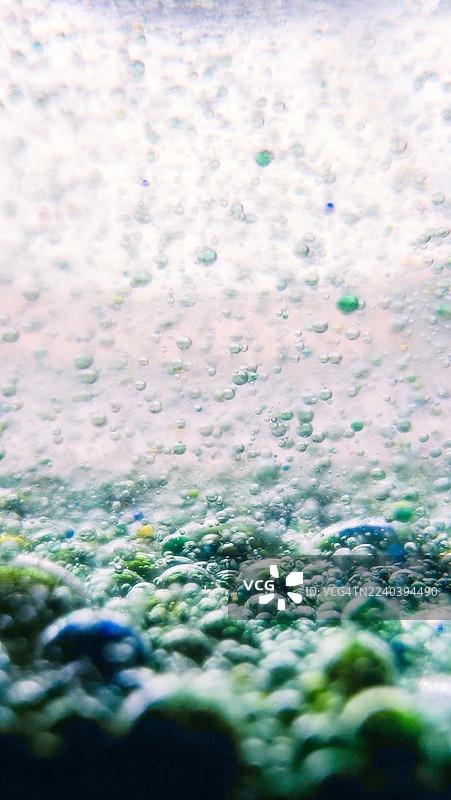 透明液体中悬浮着白色调的彩色气泡抽象图像图片素材