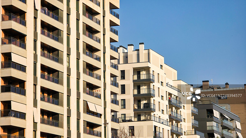 现代欧洲住宅公寓建筑群。图片素材