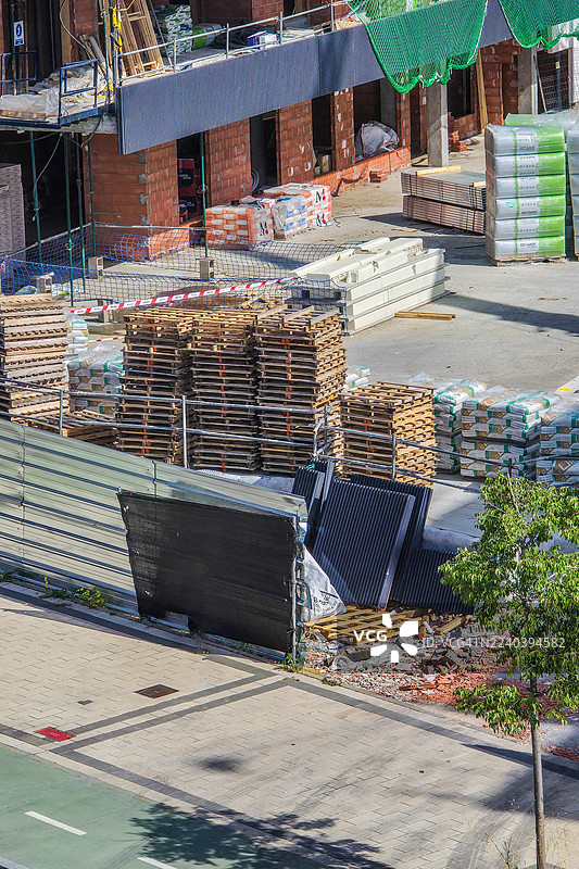 俯瞰建筑工地，材料堆积如山图片素材