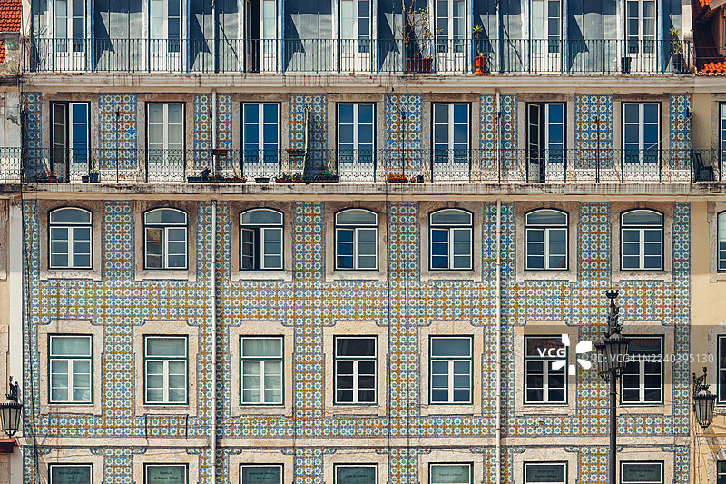 里斯本，葡萄牙的传统阿祖莱若瓷砖外墙图片素材
