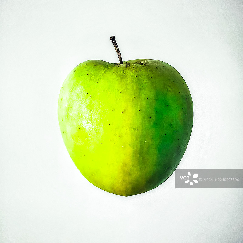 中性背景上对比鲜明的青苹果图片素材