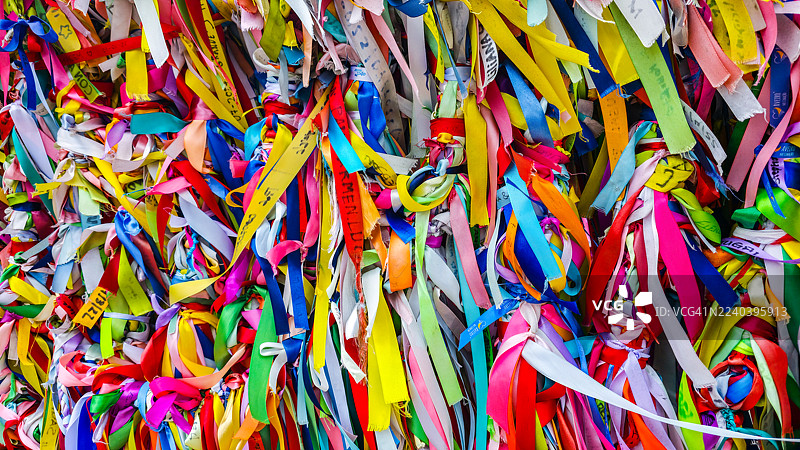 阳光明媚的日子里，彩色的丝带图片素材