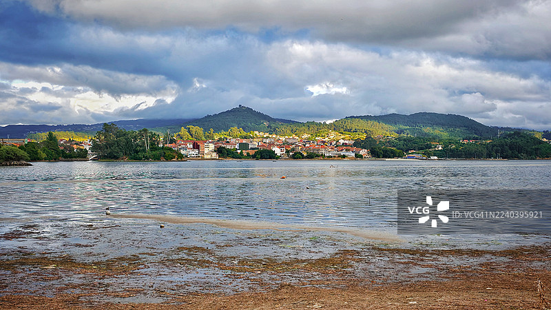 日落时分的维戈河口，背景是阿卡德镇图片素材