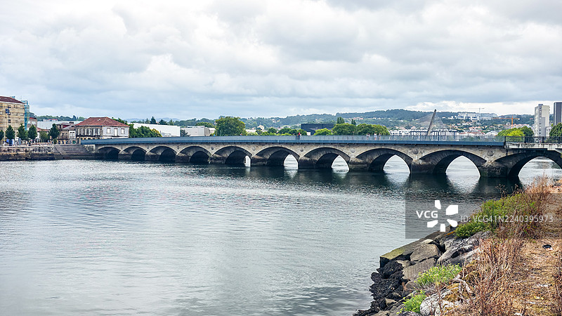 西班牙蓬特韦德拉莱雷斯河上的中世纪步行桥——布尔戈桥图片素材