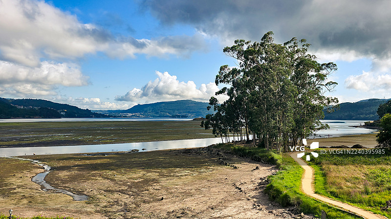 日落时分的维戈河口，背景是阿尔卡德镇图片素材