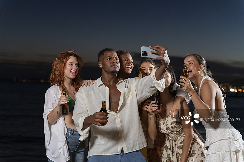 朋友们在海滩派对之夜自拍图片素材