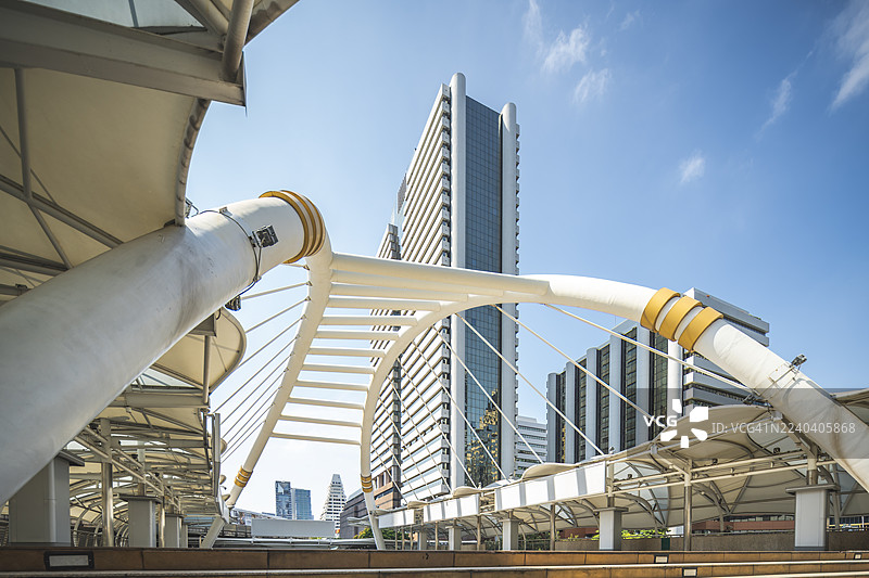 曼谷主要商业金融区崇文尼的现代城市景观，拥有办公大楼、繁忙的街道和都市生活图片素材