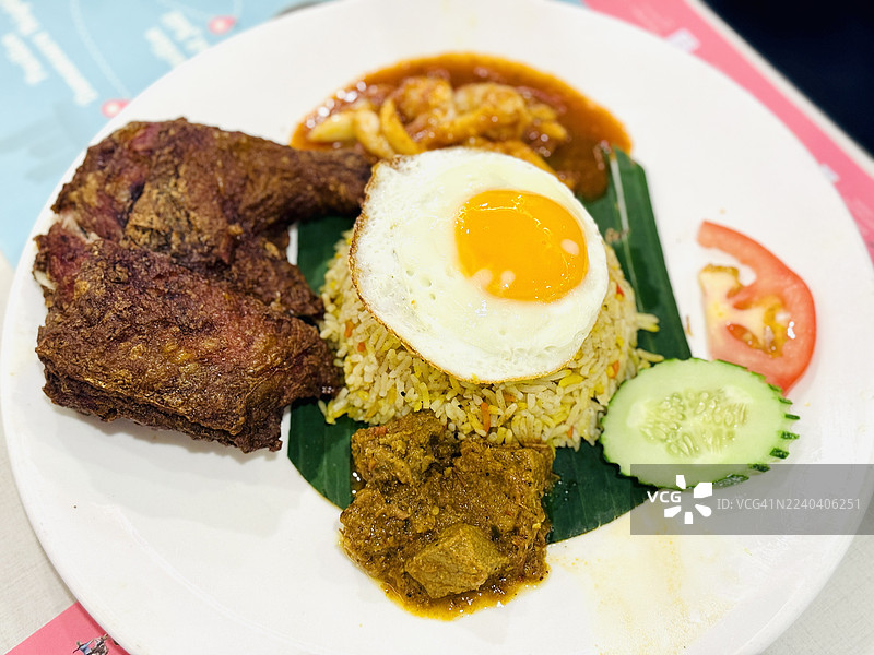 印尼炒饭配炸鸡和仁当图片素材