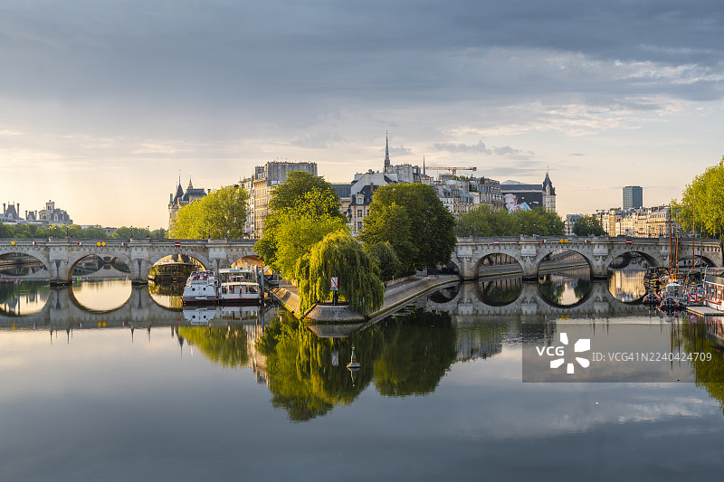 巴黎塞纳河上的历史桥梁，连接西岱岛，法国巴黎图片素材
