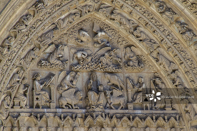 莱昂大教堂入口上方的石雕特写图片素材