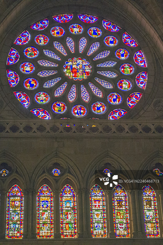 莱昂大教堂的彩色玻璃玫瑰窗图片素材