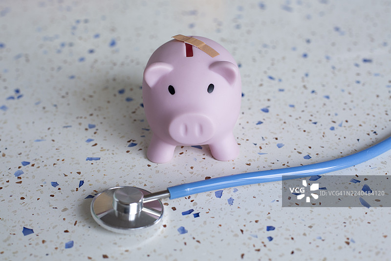 贴有创可贴的储蓄罐图片素材