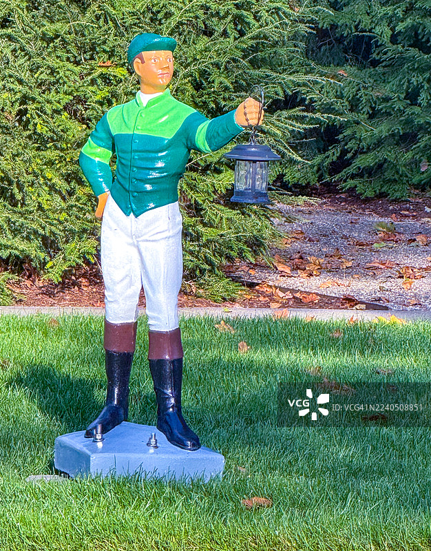 萨拉托加泉前院的草坪骑师雕像图片素材
