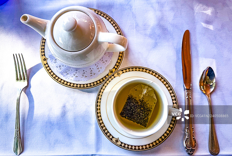 Saratoga Springs 的绿色茶壶和优雅的餐桌布置图片素材