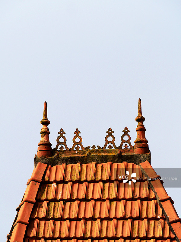 葡萄牙波尔图，特写镜头下装饰精美的古老陶瓦屋顶，阳光，色彩。图片素材