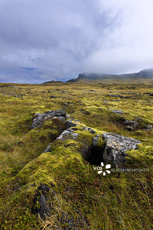 冰岛西部(Vesturland)斯奈山半岛(Snaefellsnes Peninsula)黑利桑德(Hellissandur)斯奈菲德尔冰川国家公园(Snaefellsjökull National Park)萨赫霍拉尔(Saxhólar)火山坑附近的旧熔岩地貌景观图片素材