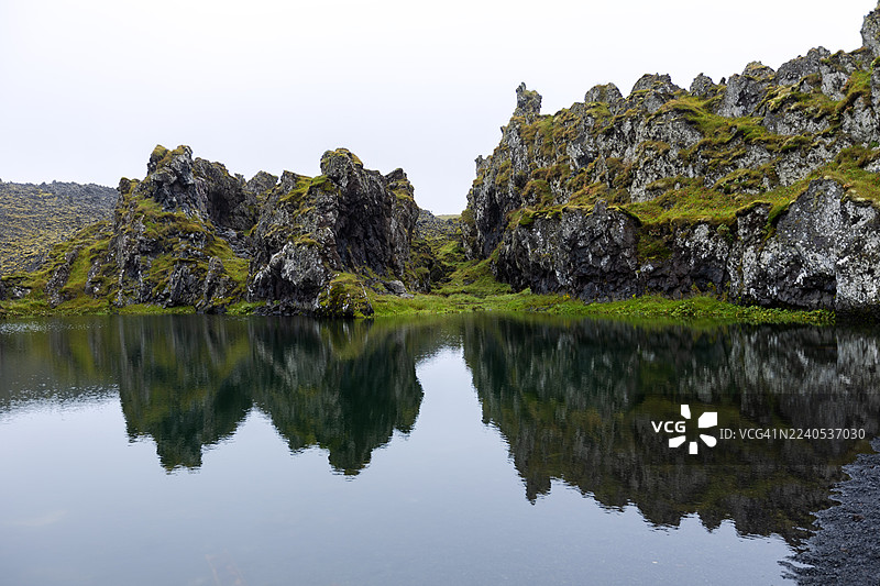 冰岛西部斯奈山半岛，迪尤帕洛深沙滩（Djúpalónssandur）的广角景观，可以看到火山岩石、斯奈菲德尔火山（Snaefellsjokull）山顶以及渔船“Epine GY7”的残骸。图片素材