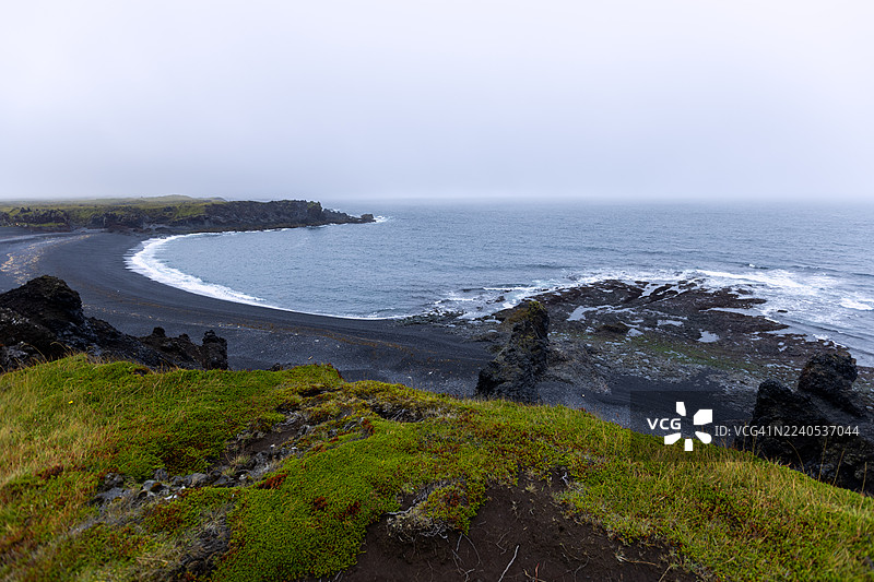 冰岛西部斯奈山半岛的黑沙滩上的火山岩地貌图片素材
