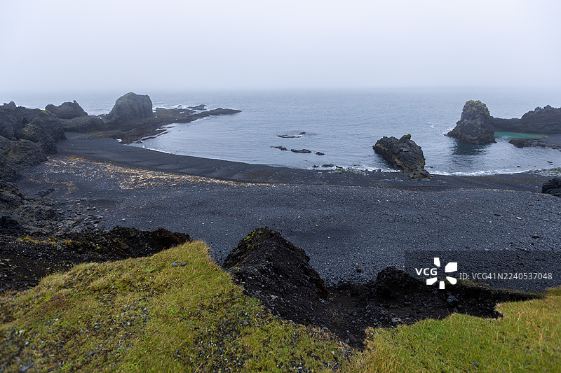 冰岛西部斯奈山半岛的黑沙滩上的火山岩构造图片素材