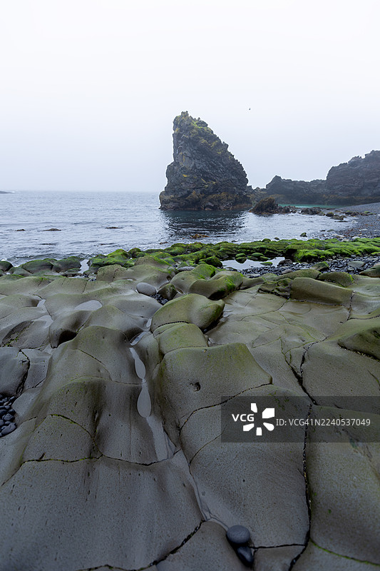 冰岛西部斯奈山半岛的黑沙滩上的火山岩地貌图片素材