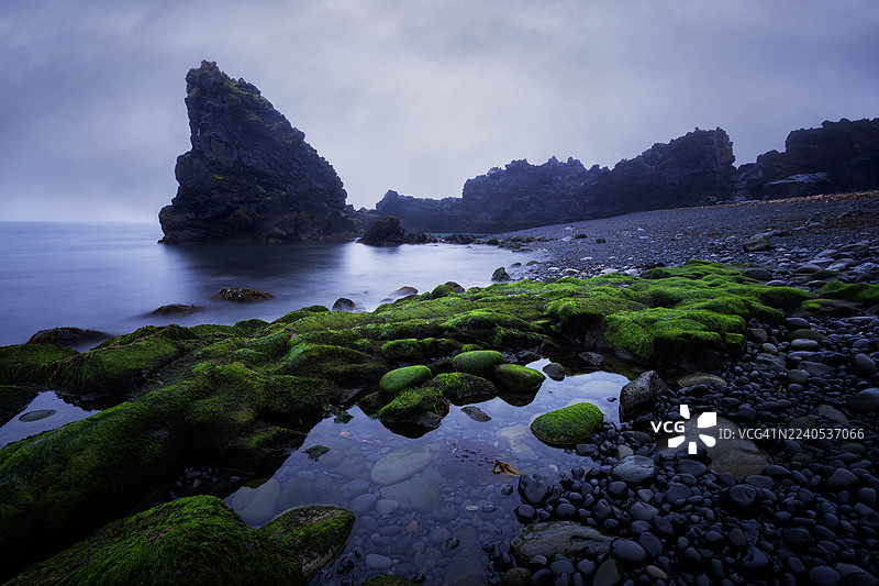 冰岛西部斯奈山半岛黑沙滩上的火山岩地貌图片素材