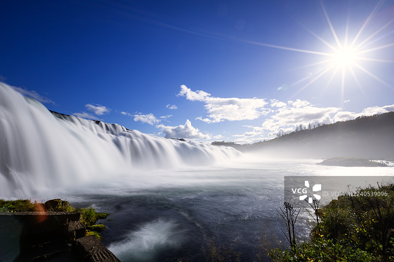冰岛法克西瀑布的白色飞溅的水流图片素材