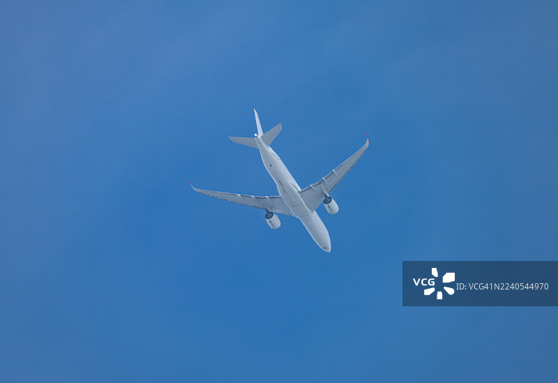 在日本千叶上空蓝天中飞行的飞机图片素材