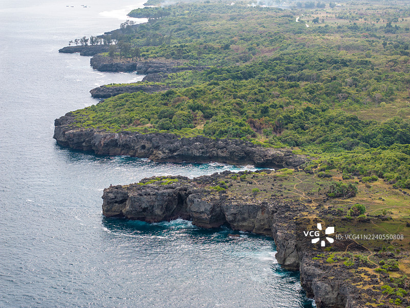 从空中俯瞰，印度尼西亚西南苏门答腊岛的维库里泻湖（Weekuri Lagoon）展现在眼前，这是一个迷人的天然盐水池，坐落在崎岖的悬崖之中，与充满活力的海洋融为一体。其清澈见底的绿松石色海水吸引着人们去探索，展现了苏门答腊岛独特的海滨风光。图片素材