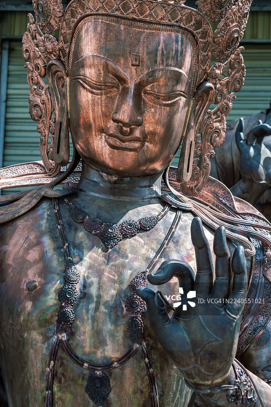 精致的青铜佛像和菩萨像特写，细节精美，神情宁静，具有冥想般的庄严感。象征着精神、亚洲文化、艺术和古代工艺。图片素材