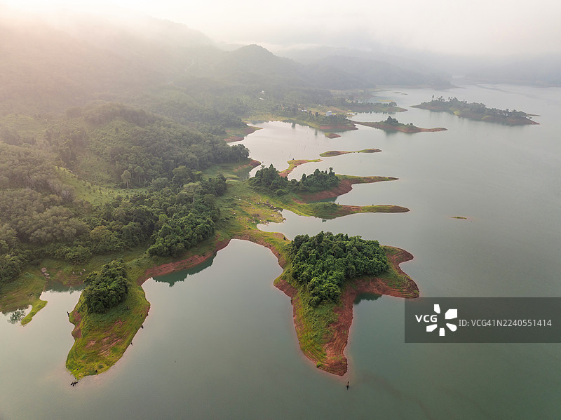 泰国亚拉邦班浪水库，薄雾笼罩的岛屿点缀其间，景色独特而葱郁。图片素材