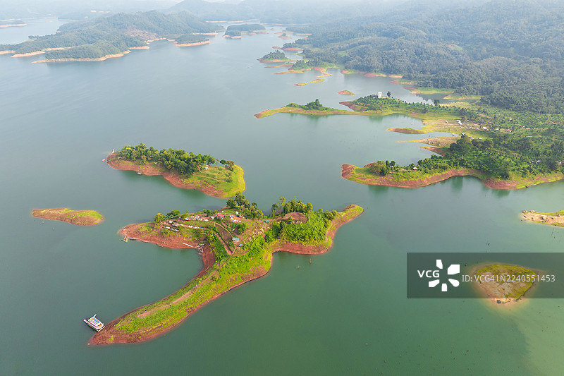 泰国亚拉邦邦浪水库，薄雾笼罩着星罗棋布的岛屿，呈现出葱郁而独特的景观。图片素材