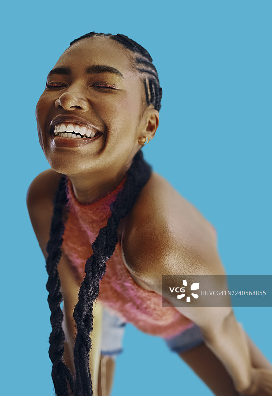 非洲裔女性，梳着脏辫，面带笑容，背景为宁静的蓝色。图片素材