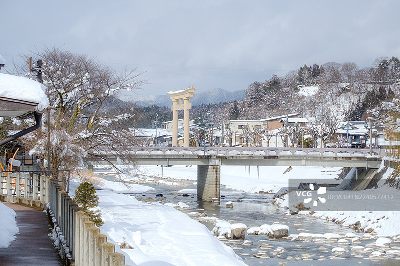 冬季日本高山城与宫川 river。 （高山城：Takayama Castle）图片素材