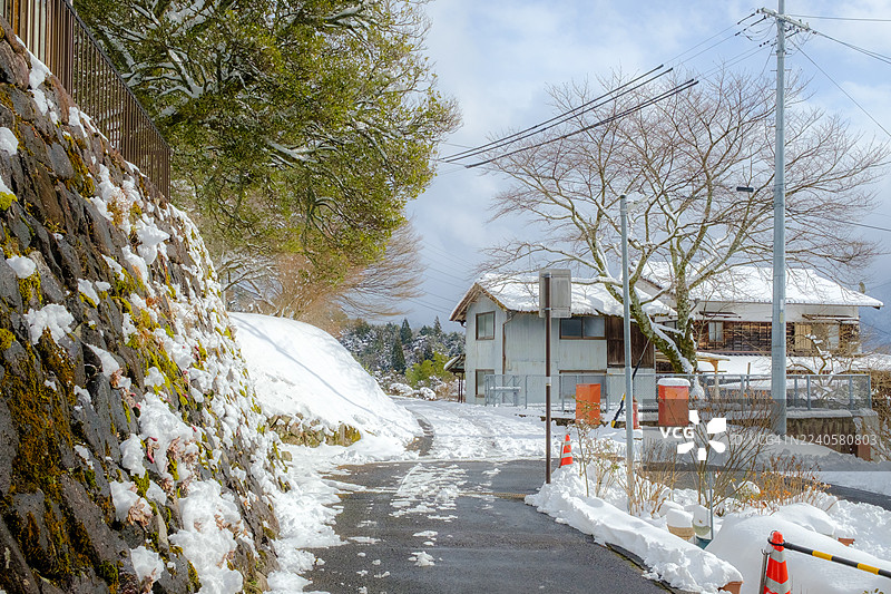 冬日雪景中的日式街道。图片素材