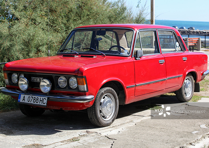 停在海边的鲜红色经典轿车（波兰菲亚特125p）图片素材