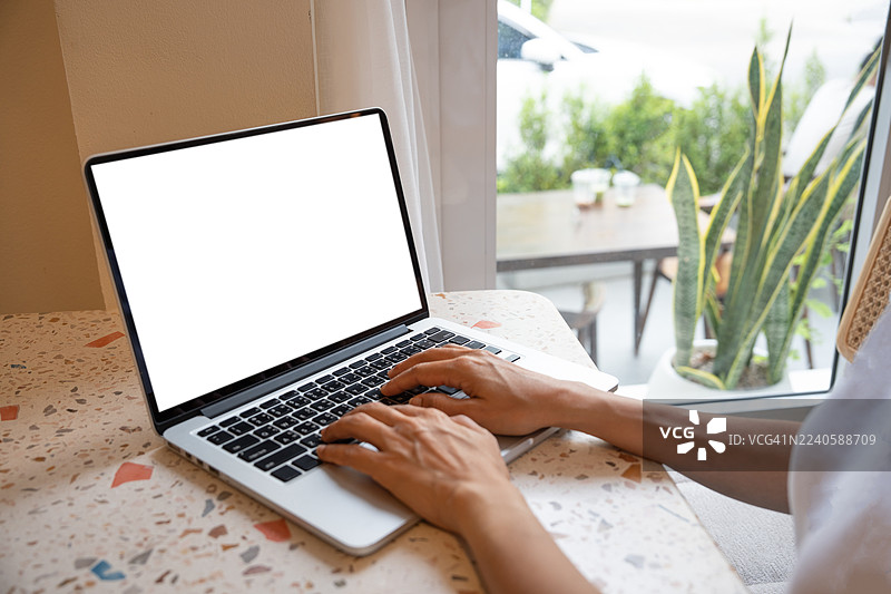 女商人在餐厅咖啡馆用笔记本电脑工作，进行数字营销或收发邮件。屏幕上显示网络和网页设计。规划，搜索和技术，用键盘输入以连接互联网。预留空间，供品牌展示。图片素材