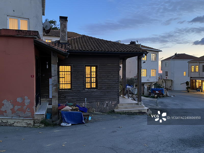 埃尔巴桑村的晚霞图片素材