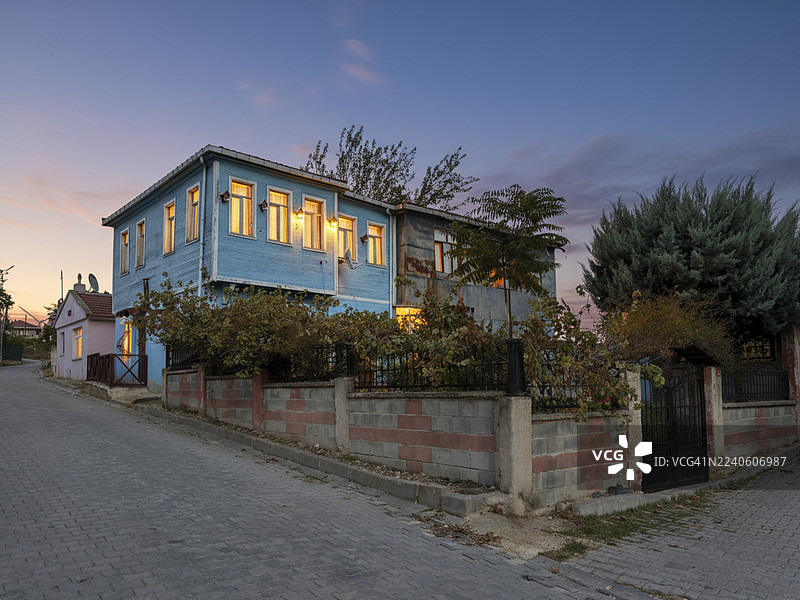 埃尔巴桑村的晚霞图片素材