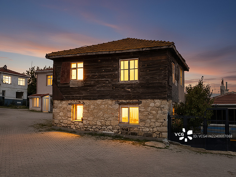 埃尔巴桑村的晚霞图片素材