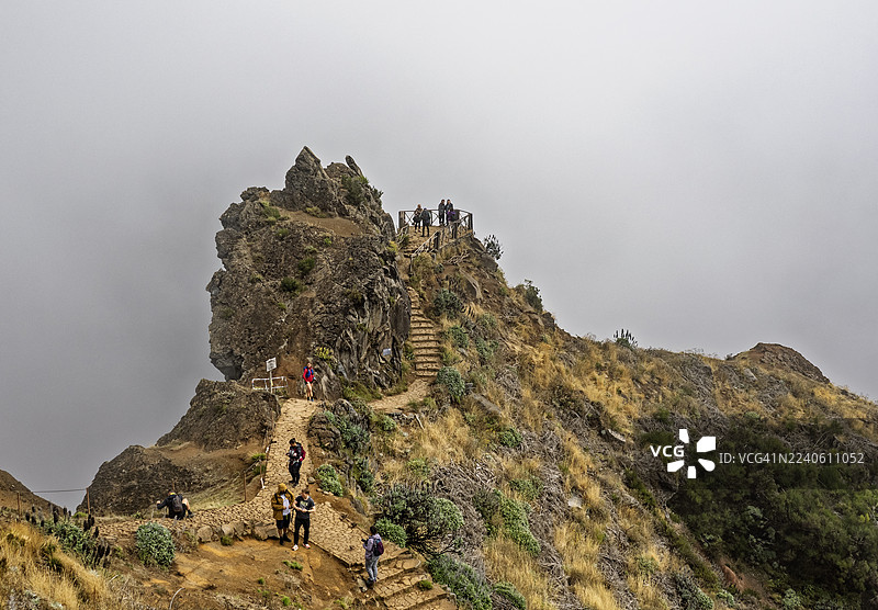 皮科鲁伊沃，马德拉岛。山路上有行人和观景点，通往皮科鲁伊沃，马德拉岛。图片素材