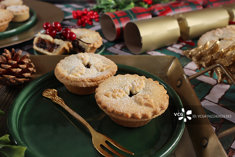 自制圣诞肉馅饼和挞的图片/装饰有冬青叶的节日甜点图片素材