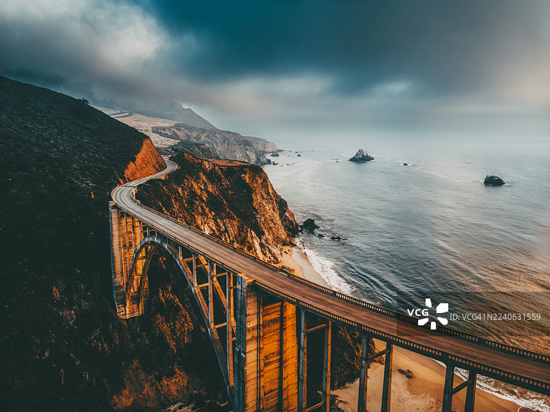 比克斯比溪大桥，俯瞰太平洋，加利福尼亚州大瑟尔图片素材