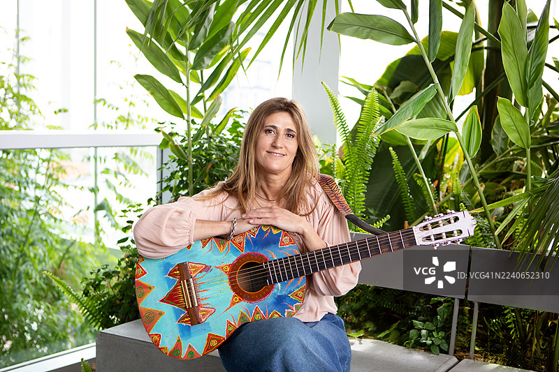 美丽的拉丁美洲女性弹奏吉他图片素材