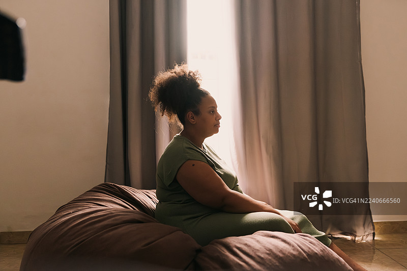 黑人女性坐在窗户边图片素材