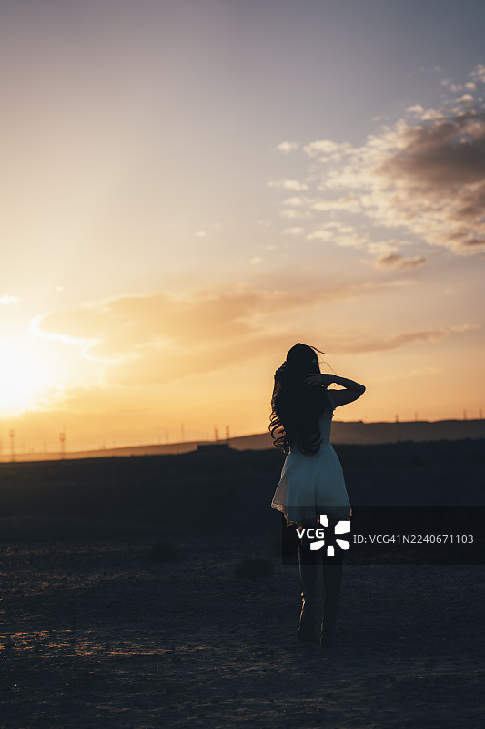 夕阳下的少女剪影，嘉峪关，甘肃，中国图片素材