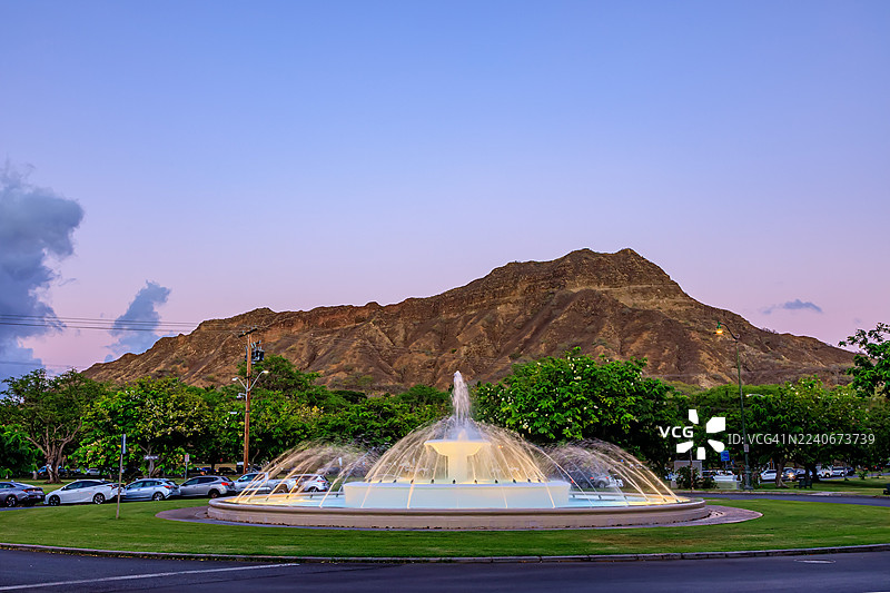 日落时分的钻石头山与喷泉，美国夏威夷檀香山图片素材