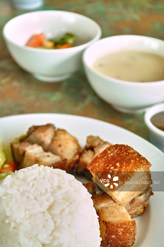 丰盛的菲律宾美食，酥脆的炸猪肉（Lechon Kawali），配以白米饭。图片素材