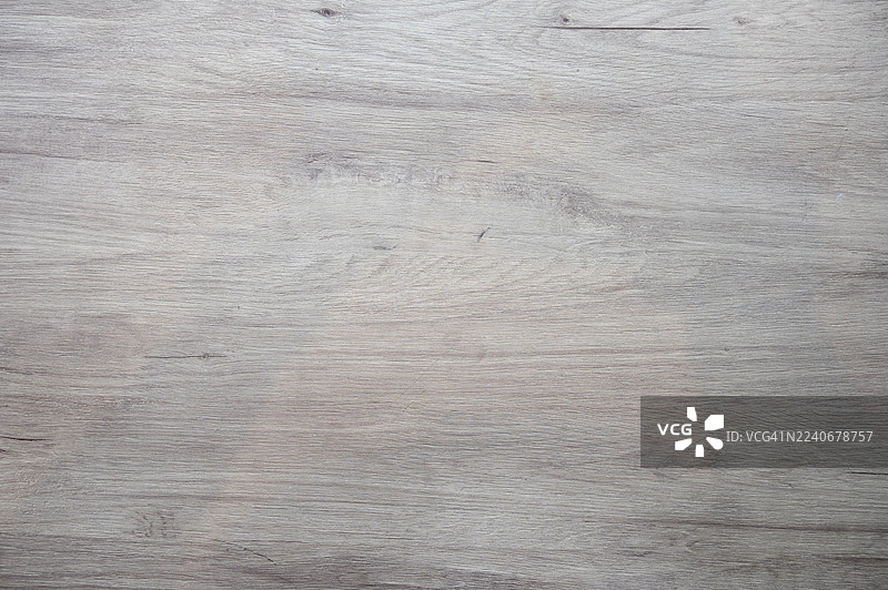 带有木纹图案的木质表面。木纹清晰可见，木材呈棕色。图片素材