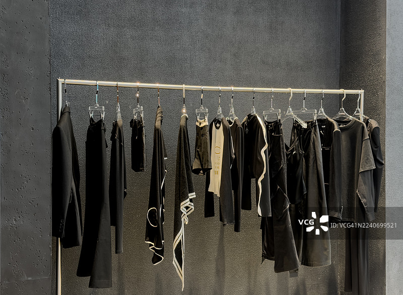 黑色服装悬挂在深色背景上图片素材