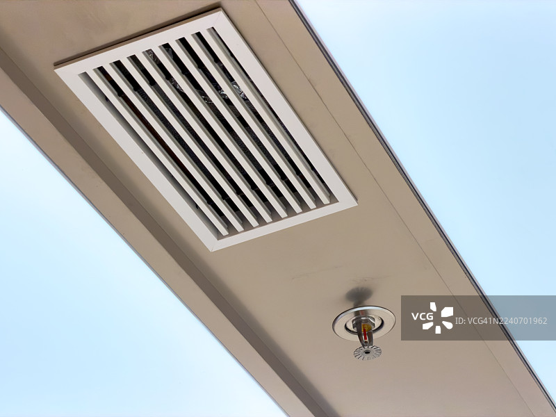天花板通风口和消防喷头图片素材